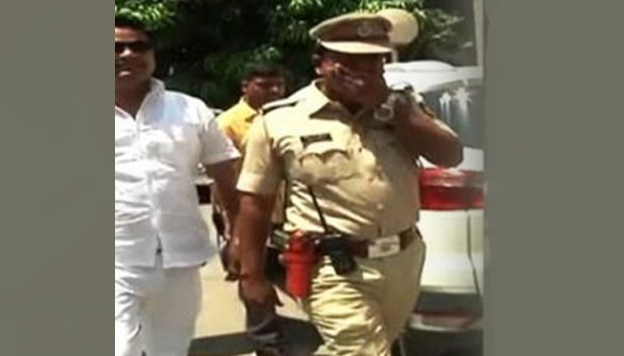 स्थायी सदस्य निवडणुकीत नगरसेवकाचा भाऊ पिस्तुल आणतो तेव्हा…