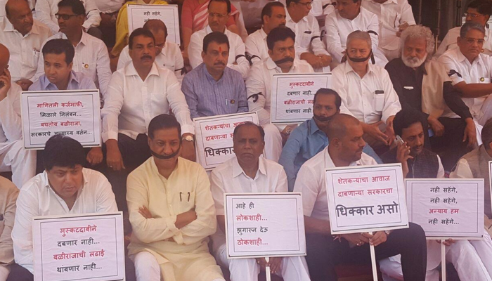 आमदारांच्या निलंबनानंतर विरोधकांचा विधीमंडळच्या पाय -यांवर मूक आंदोलन आमदारांच्या निलंबनानंतर विरोधकांचा विधीमंडळच्या पाय -यांवर मूक आंदोलन