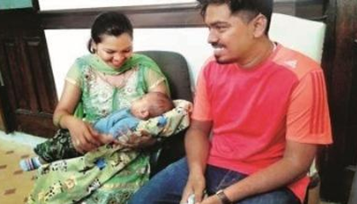 तीन महिन्यांच्या बाळासह नगरसेविका पालिका मुख्यालयात तीन महिन्यांच्या बाळासह नगरसेविका पालिका मुख्यालयात