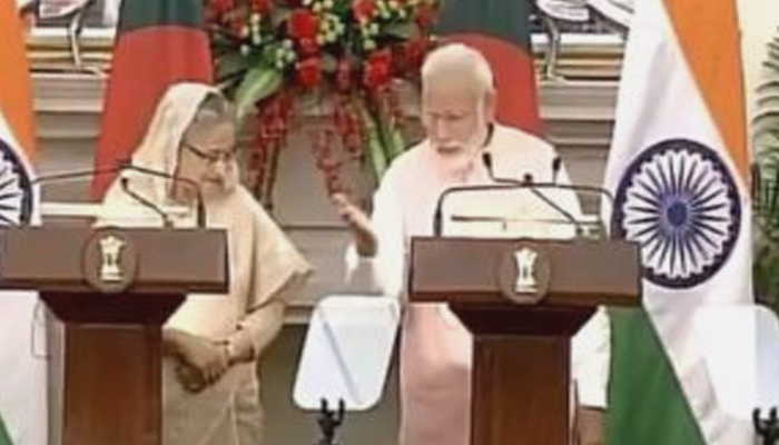मोदींना ‘पायउतार’ होण्याची विंनती, आणि सभागृहात एकच हास्यकल्लोळ! मोदींना ‘पायउतार’ होण्याची विंनती, आणि सभागृहात एकच हास्यकल्लोळ!