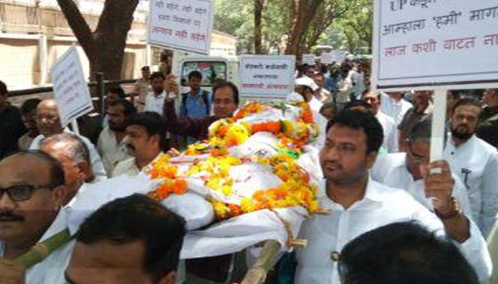 शेतकऱ्यांच्या कर्जमाफीसाठी विरोधकांकडून सरकारची प्रतिकात्मक अंत्ययात्रा