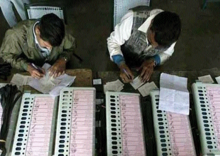 तीन महापालिकां निवडणुकीमध्ये कोण दिग्गज जिंकले कोण हरले ?