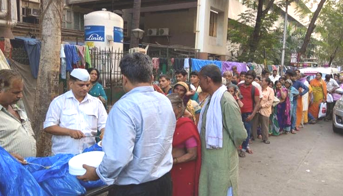 ‘तुमचे अन्न भूकेल्याच्या तोंडी’; मुंबईच्या डबेवाल्यांचा अनोखा उपक्रम ‘तुमचे अन्न भूकेल्याच्या तोंडी’; मुंबईच्या डबेवाल्यांचा अनोखा उपक्रम