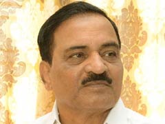 पीक विम्याचे कपात केलेले पैसे परत करा, पालकमंत्र्यांची जिल्हा बँकेला सूचना…