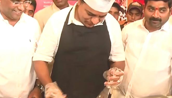 केवळ 2 तासांत आईस्क्रीम विकून मंत्र्याने कमावले साडेसात लाख रुपये केवळ 2 तासांत आईस्क्रीम विकून मंत्र्याने कमावले साडेसात लाख रुपये
