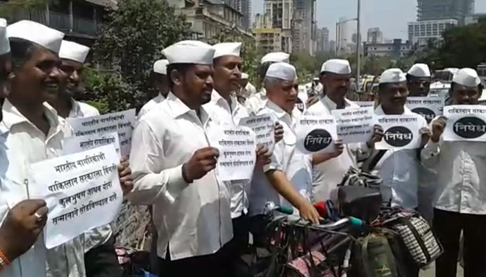 जाधव यांच्या सुटकेसाठी सरकारने तत्काळ पावले उचलावीत, मुंबईच्या डबेवाल्यांकडून पाक सरकारचा निषेध जाधव यांच्या सुटकेसाठी सरकारने तत्काळ पावले उचलावीत, मुंबईच्या डबेवाल्यांकडून पाक सरकारचा निषेध