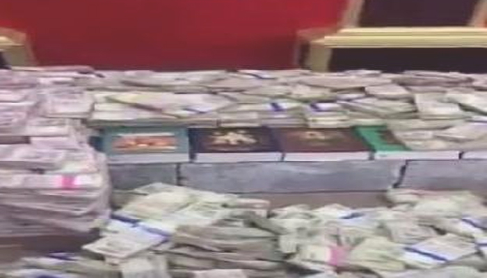 माजी नगरसेवकाच्या घरात 40 कोटींचं जुन्या नोटांचं घबाड माजी नगरसेवकाच्या घरात 40 कोटींचं जुन्या नोटांचं घबाड