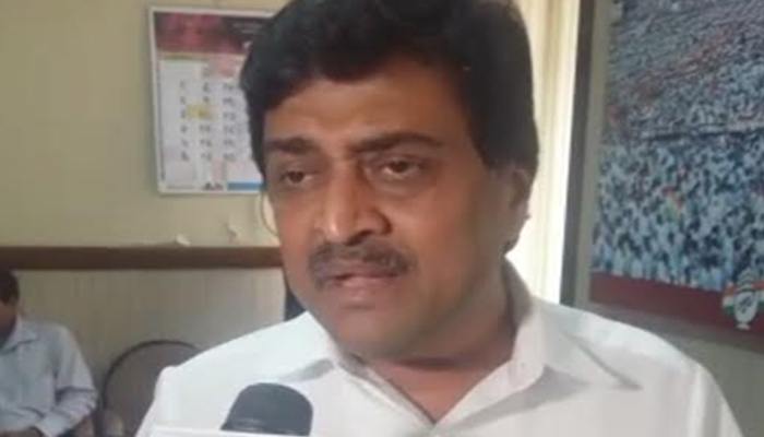 अगोदर सरकारमधून बाहेर पडा; मग शिवसंपर्क मोहीम राबवाः खा. अशोक चव्हाण अगोदर सरकारमधून बाहेर पडा; मग शिवसंपर्क मोहीम राबवाः खा. अशोक चव्हाण
