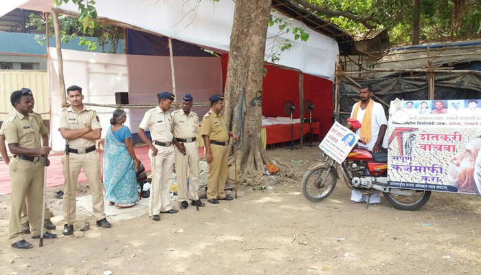 शेतकऱ्यांच्या कर्जमाफीसाठी प्रतिकात्मक प्रेतयात्रा,  आंदोलनापूर्वीच शेतकरी विजय जाधव पोलिसांच्या ताब्यात