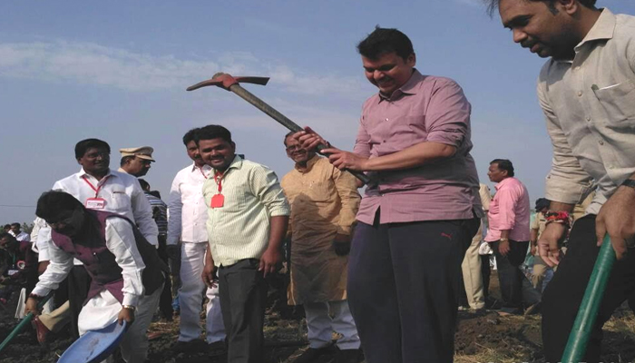 मुख्यमंत्री देवेंद्र फडणवीस यांचे अर्धा तास श्रमदान