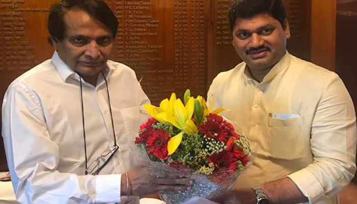 लातूर एक्सप्रेस बिदरला नेण्याऐवजी परळीला न्यावी, धनंजय मुंडेंची रेल्वेमंत्र्यांकडे मागणी