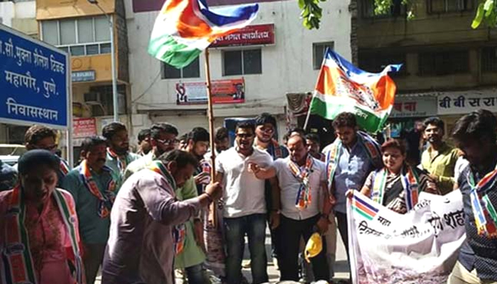 पुणे : महापौराच्या घरासमोर मनसेचे कचरा फेको आंदोलन