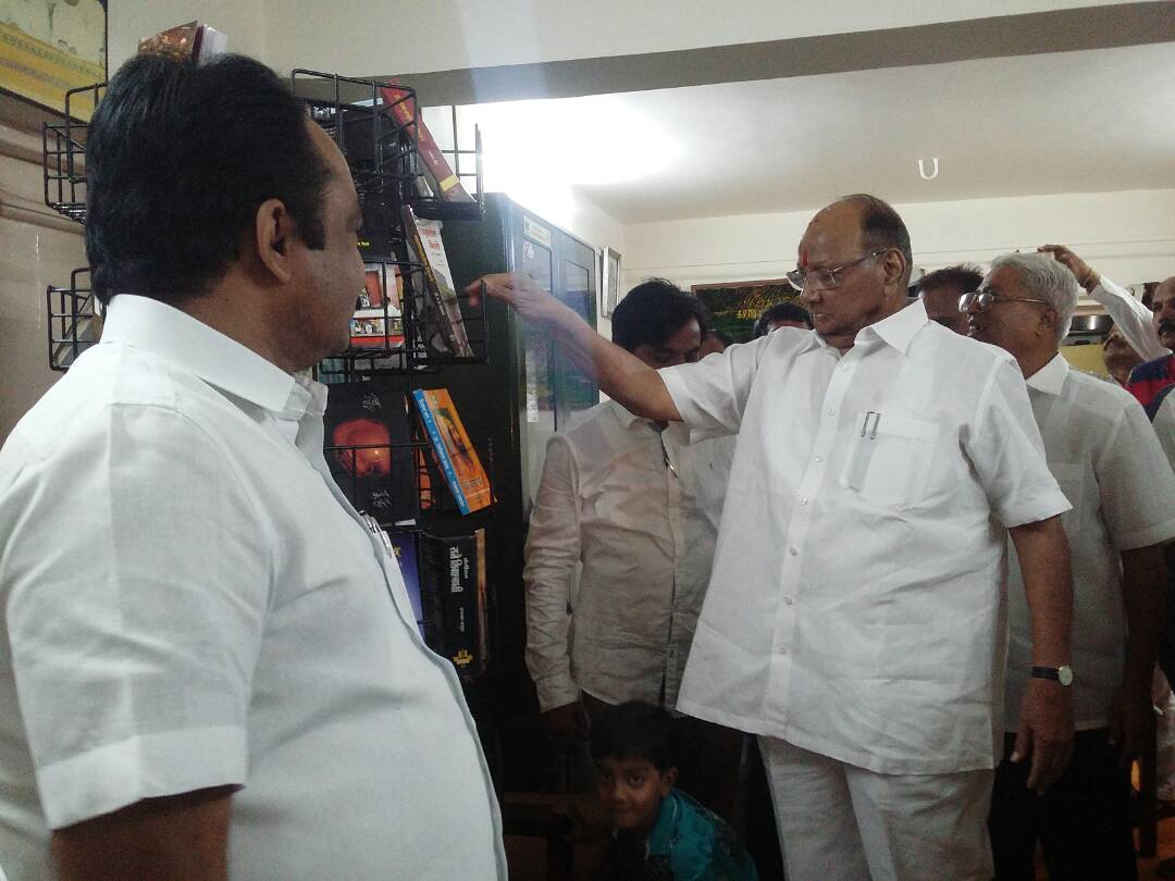 देशातील पहिल्या पुस्तकांच्या गावी रमले शरद पवार आणि कुटुंबीय