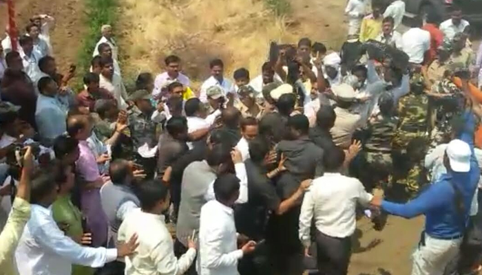मुख्यमंत्र्याना काळे झेंडे दाखवून निषेध, युवक काँग्रेसचं आंदोलन