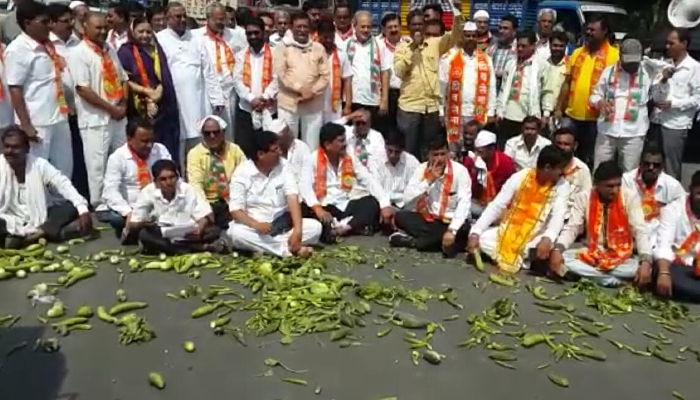 जळगावात काँग्रेस, राष्ट्रवादी, शिवसेनेचा रास्ता रोको