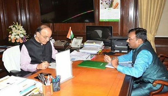 कांदा निर्यातीस 3 महिन्यांची मुदतवाढ मिळावी, सुधीर मुनगंटीवार यांची मागणी कांदा निर्यातीस 3 महिन्यांची मुदतवाढ मिळावी, सुधीर मुनगंटीवार यांची मागणी