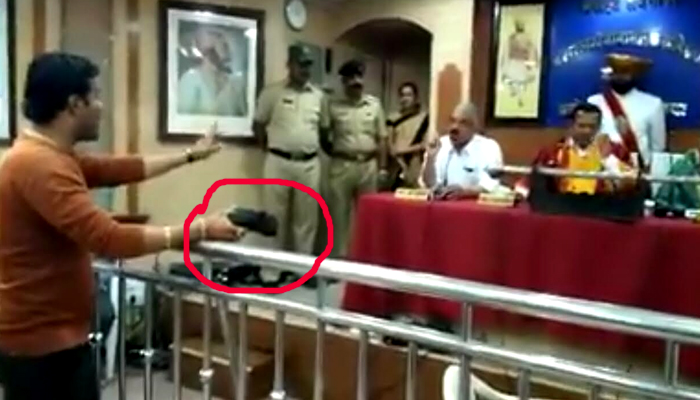 अन् नगरसेवकाने महापालिकेत आणले चक्क डुक्कर! अन् नगरसेवकाने महापालिकेत आणले चक्क डुक्कर!