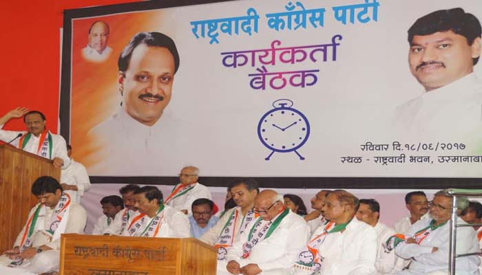 ह्यांच्या काकांनी 50 हजारात शेततळे केले होते का? – अजित पवार
