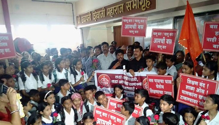 पुणे : तुकाराम साहेब जागे व्हा! बससेवा दरवाढीच्या विरोधात विद्यार्थ्यांचे आंदोलन