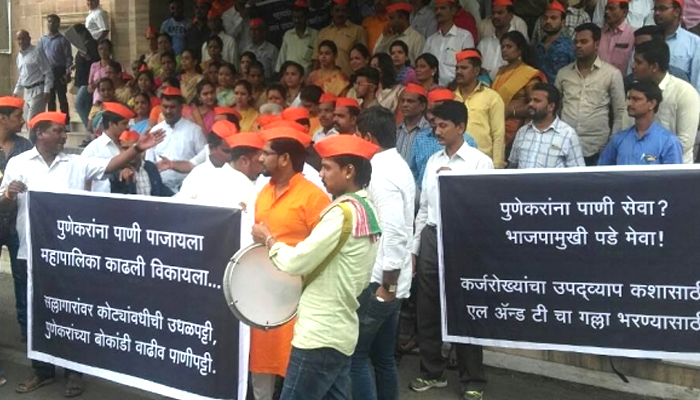 पुण्यात शिवसेनेचे ‘भीक मांगो’ आंदोलन