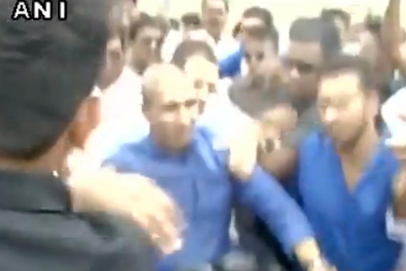 राहुल गांधीचा मोटारसायकलवरून ट्रिपलसीट प्रवास, पोलीस करणार कारवाई ? राहुल गांधीचा मोटारसायकलवरून ट्रिपलसीट प्रवास, पोलीस करणार कारवाई ?