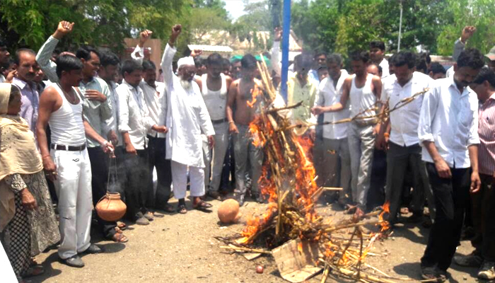 नाशिक : राज्यमंत्री सदाभाऊ खोत यांच्या प्रतिकात्मक पुतळ्याची प्रेतयात्रा