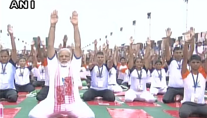 जगभरात योग दिन साजरा, लखनऊमध्ये पंतप्रधान मोदींनी केली योगासने जगभरात योग दिन साजरा, लखनऊमध्ये पंतप्रधान मोदींनी केली योगासने