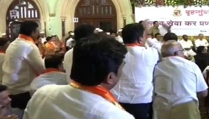 भाजपच्या ‘मोदी मोदी’ गजराला शिवसेनेकडून ‘चोर है चोर है’ प्रतिसाद