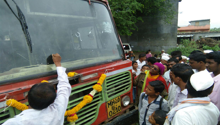 स्वातंत्र्यानंतर पहिल्यांदाच गावात आली एसटी बस !