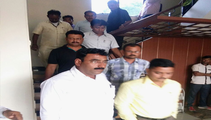 आमदाराला लाच देणारा झेडपीचा बडा अधिकारी एसीबीच्या जाळ्यात, रिव्हर्स ट्रॅपने खळबळ !