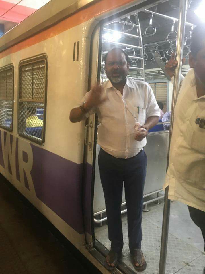 मंत्री जानकरांनी एकट्याने केला लोकल ट्रेनने प्रवास !