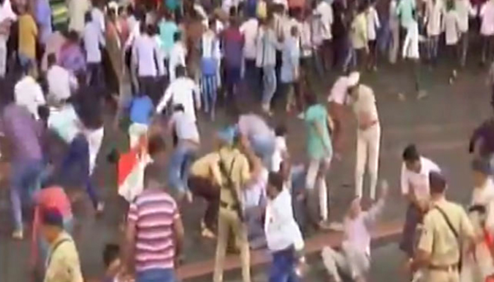 गुजरातमध्ये जीएसटी विरोधात व्यापारी रस्त्यावर, पोलिसांचा लाठीचार्ज