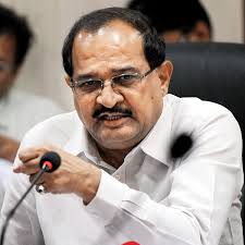 शिवसेनेने जिल्हा बॅंकांऐवजी मंत्रालयासमोर ढोल वाजवावेत, विखे पाटलांचा टोला