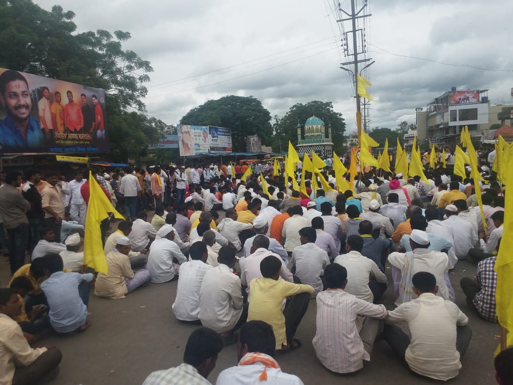 धनगर आंदोलनाची धग, बीड जिल्ह्यात परळी वगळता 12 ठिकाणी चक्का जाम !