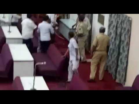 औरंगाबाद – महपालिकेत वाजपेयींच्या श्रद्धांजली प्रस्तावास विरोध करणा-या एमआयएमच्या नगरसेवकाला बेदम मारहाण ! पहा व्हिडीओ