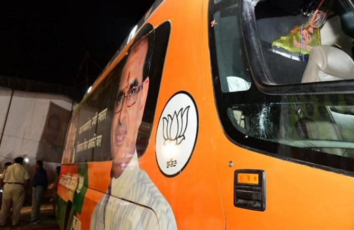 मध्य प्रदेशच्या मुख्यमंत्र्यांच्या ताफ्यावर हल्ला, 3 पोलीस जखमी !