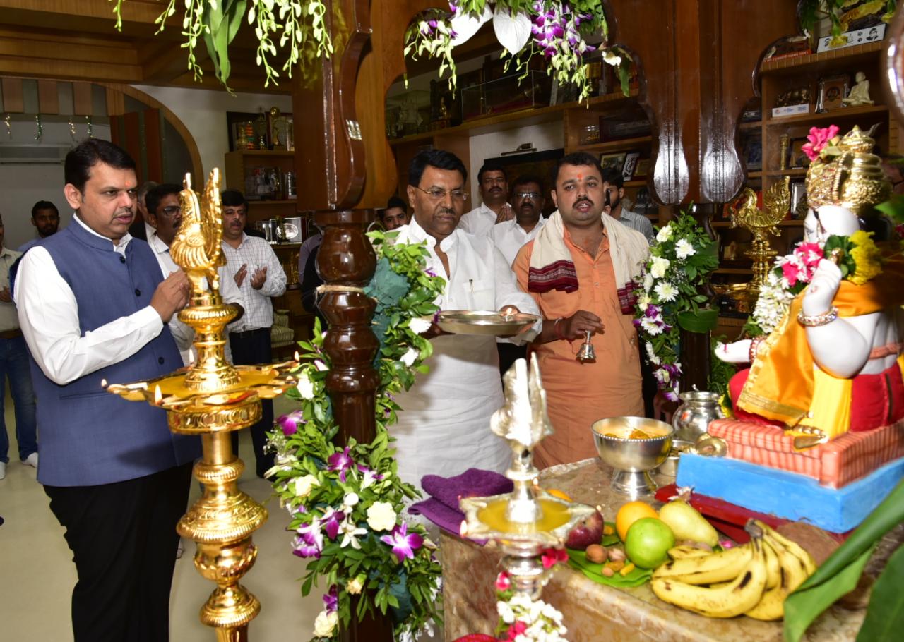 बीडचे क्षीरसागर बंधू, मुख्यमंत्री आणि पंकजा मुंडेंच्या बाप्पाच्या चरणी, राष्ट्रवादीला धोक्याची घंटा !