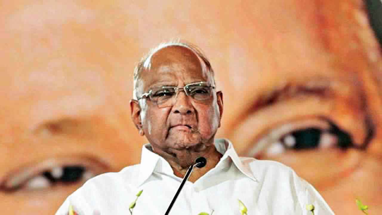 त्यामुळे कार्यक्रमादरम्यान कामगारांवर चिडले शरद पवार !