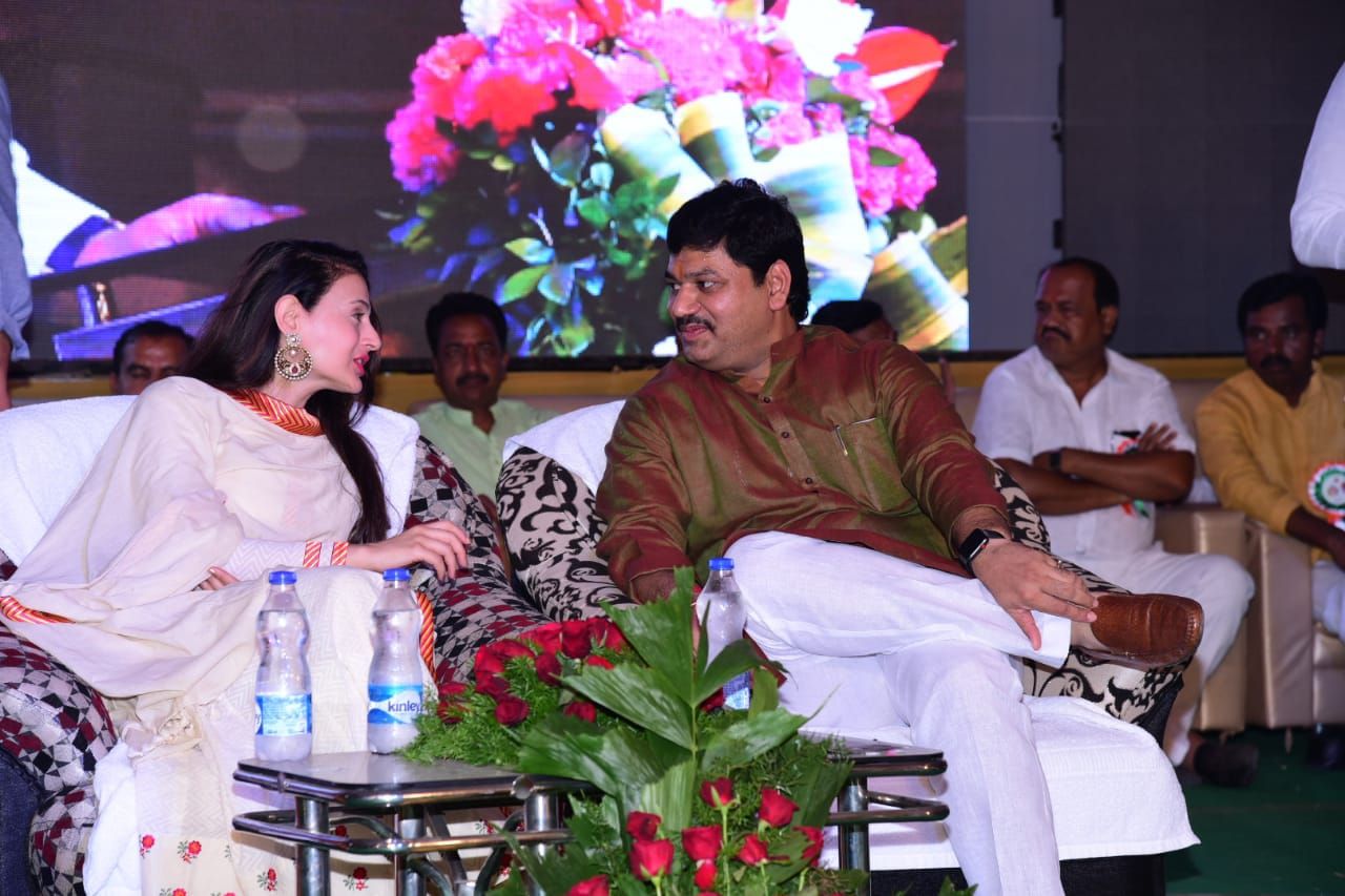 धनंजय मुंडे हेच खरे स्टार – अमिषा पटेल धनंजय मुंडे हेच खरे स्टार – अमिषा पटेल