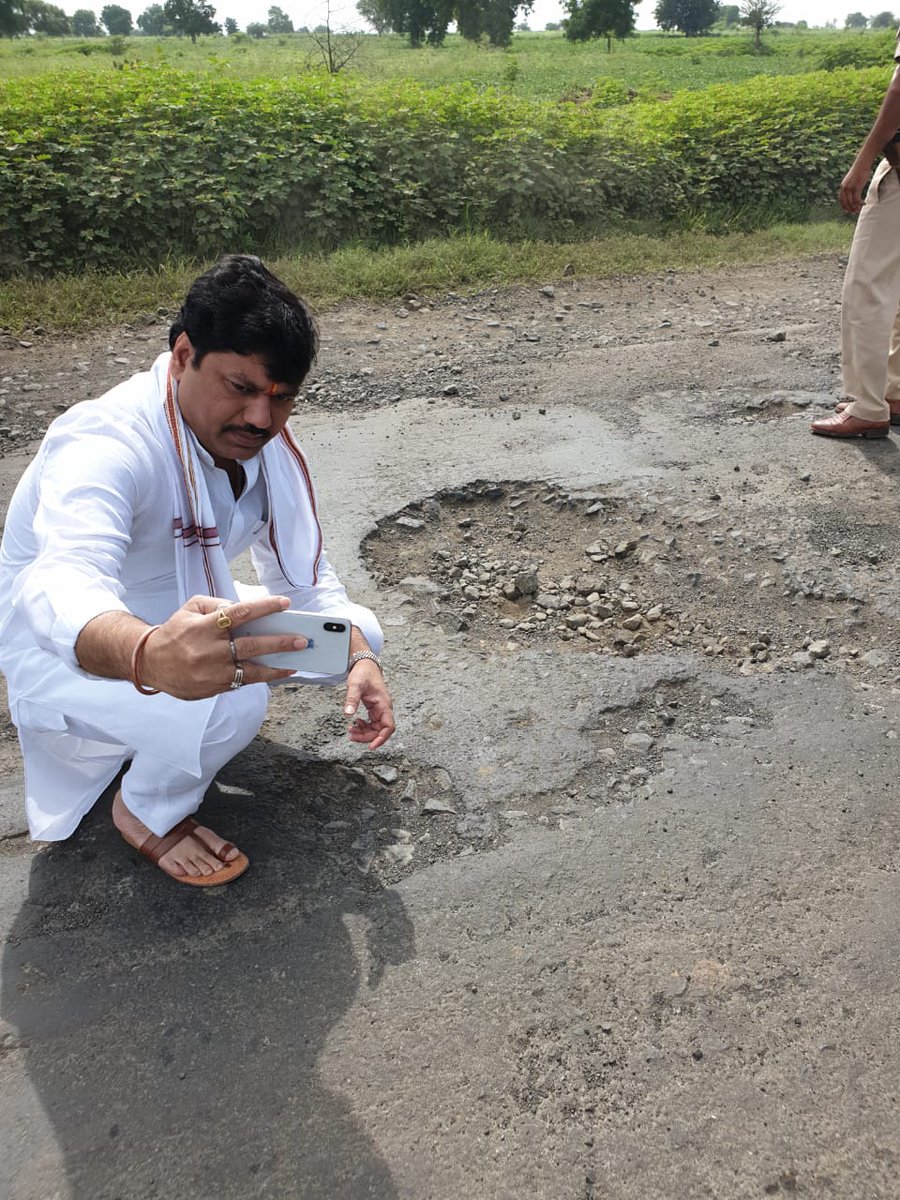 धनंजय मुंडेंचा खड्ड्यासोबत सेल्फी, “हजारो कोटी नेमके कुणाच्या खिशात गेले ?”