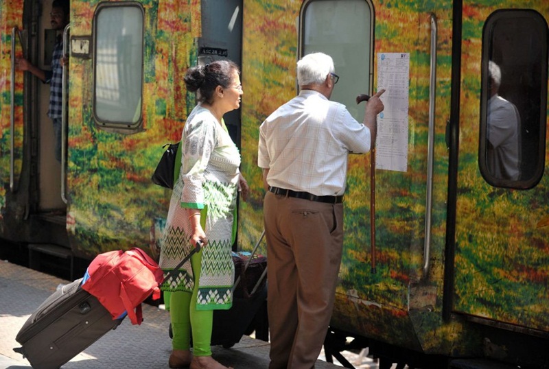 ट्रेनच्या डब्यांवर आरक्षण तक्ता चिटकवणे बंद, रेल्वे मंत्रालयानं घेतला निर्णय !
