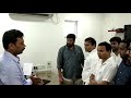 बच्चू कडू मंत्रालयातील अधिका-यावर भडकले, अधिका-यावर लॅपटॉप उगारला ! पहा संपूर्ण व्हिडिओ