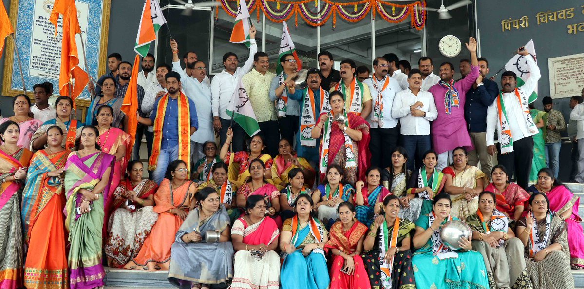 पिंपरी-चिंचवडमध्ये पाणी प्रश्नावरुन सर्वपक्षीयांचं आंदोलन, सत्ताधा-यांनी अधिका-यांवर फोडलं खापर !