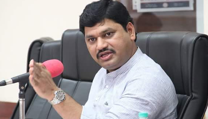 एवढ्या दिवस लूट केली आता अभिनंदन करता तुम्हाला लाज वाटली पाहिजे – धनंजय मुंडे