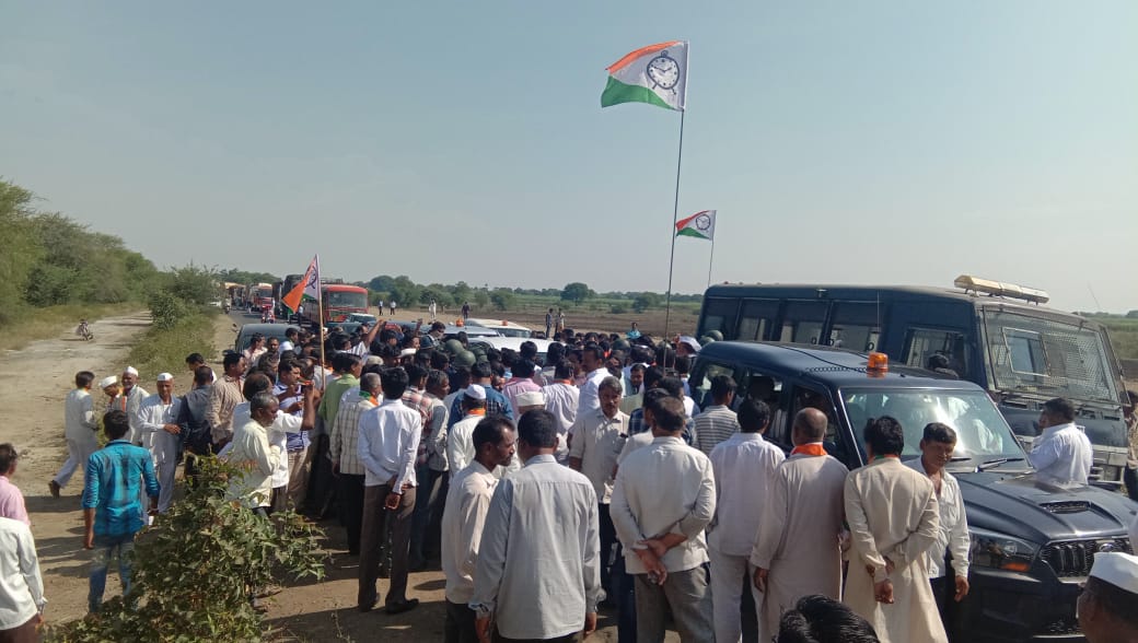 उस्मानाबाद – अर्जुन खोतकर यांचा ताफा राष्ट्रवादीच्या कार्यकर्त्यांनी अडवला !
