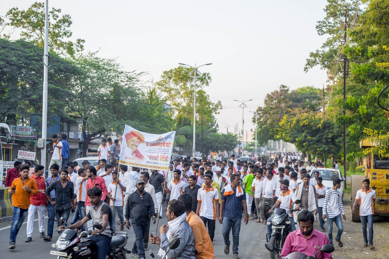 उस्मानाबाद – प्रतापसिंह पाटलांना खासदार करण्यासाठी 2 हजार कार्यकर्त्यांचं तुळजाभवानीला साकडं !