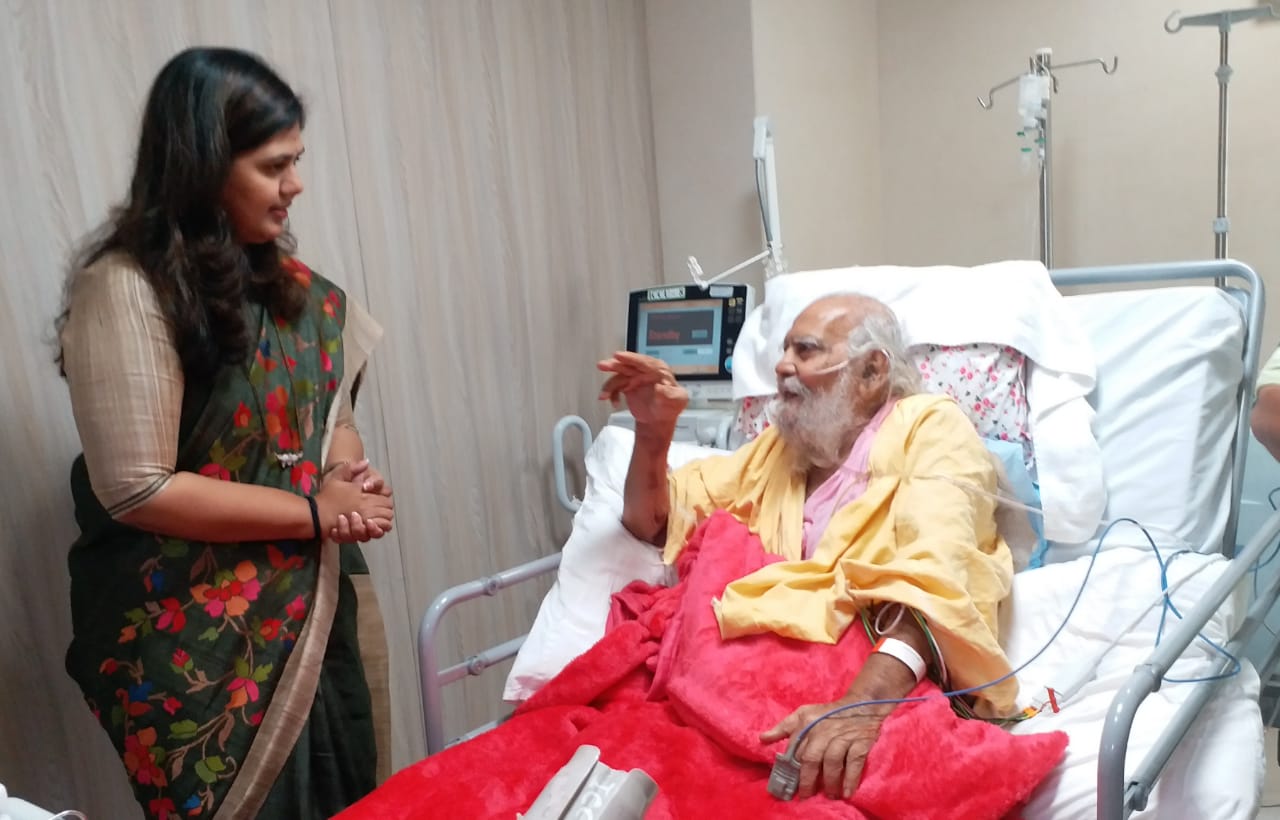 पंकजा मुंडेंनी रूग्णालयात जावून घेतली बंजारा समाजाचे गुरु रामराव महाराजांची भेट !