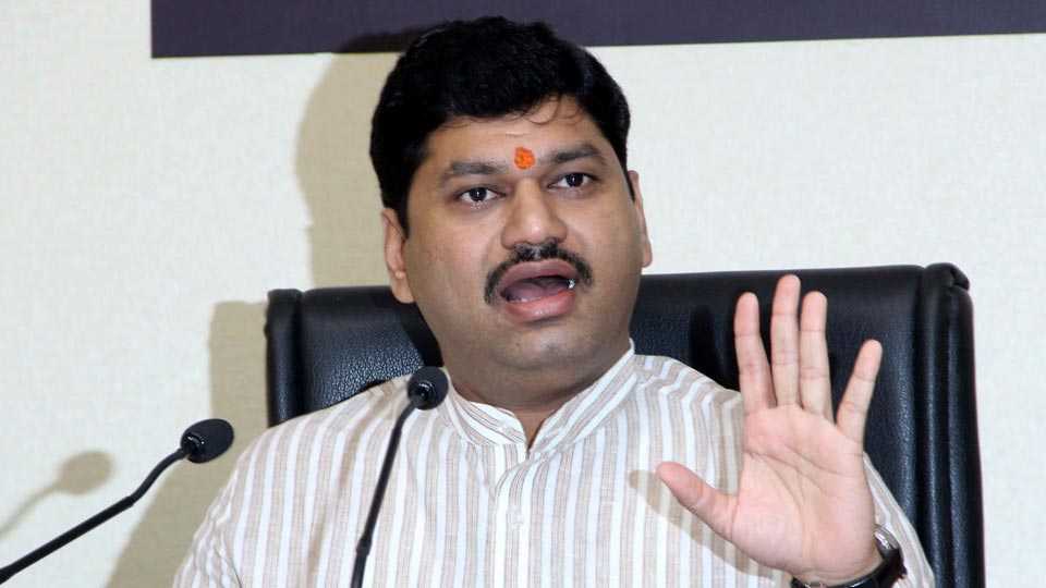 मयत ऊसतोड कामगाराच्या कुटुंबियांना धनंजय मुंडेंनी मिळवून दिली 10 लाखांची मदत !