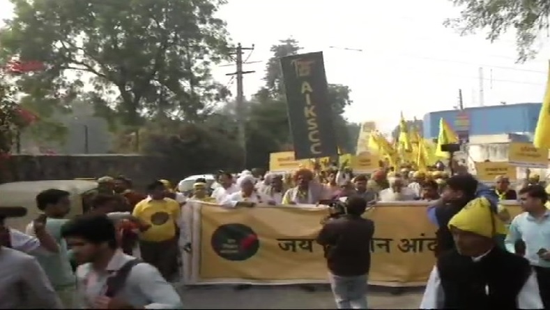 देशातील हजारो शेतकरी दिल्लीत, विविध मागण्यांवरुन एल्गार! देशातील हजारो शेतकरी दिल्लीत, विविध मागण्यांवरुन एल्गार!