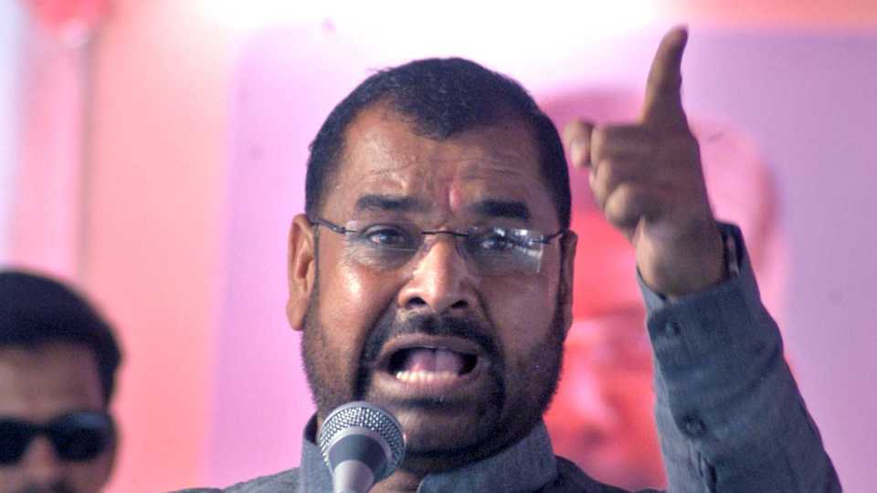 सदाभाऊ खोत यांच्या गाडीवर स्वाभिमानीच्या कार्यकर्त्यांनी फेकले टोमॅटो !